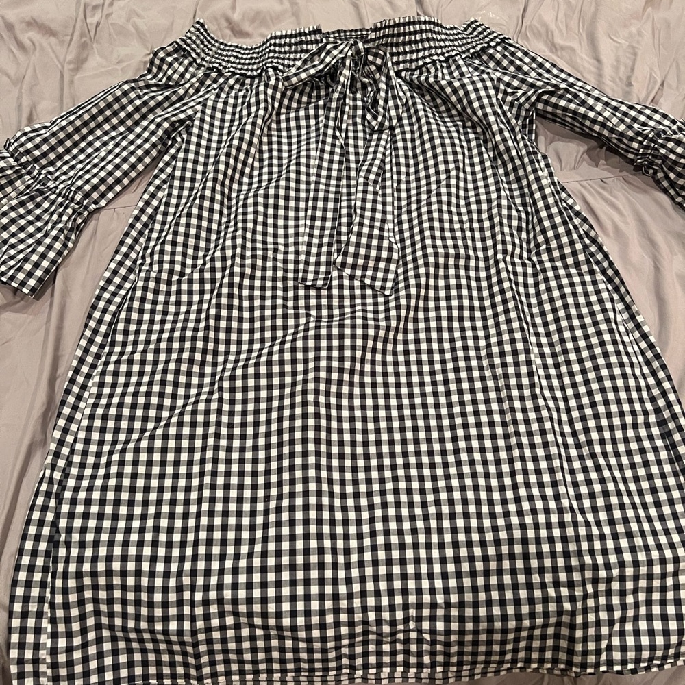 Beautiful black and white shirt dress with bow! Size L
